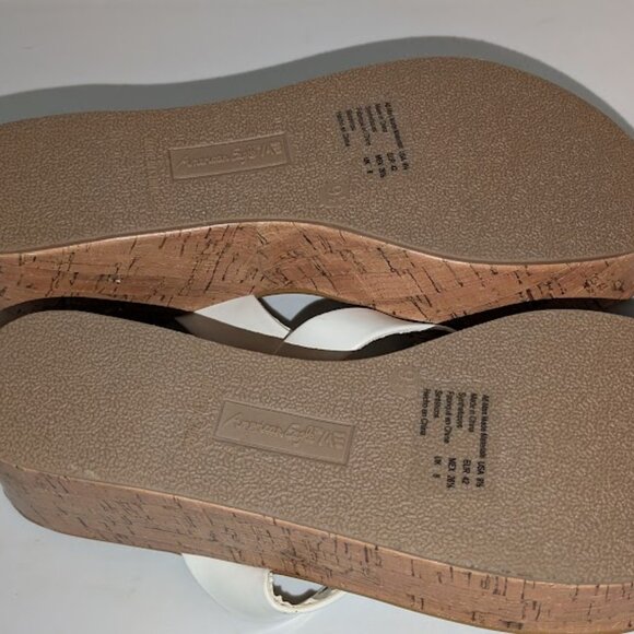 American Eagle Wedge Sandals Fip Flops White Tan Beige Beach Casual Size 9.5 NWT - Picture 2 of 7
